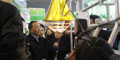省委常委、農(nóng)工委主任李昌平等省市和各地市州政府領(lǐng)導(dǎo)在萬春展位前，聽取萬春工作人員介紹養(yǎng)豬設(shè)備